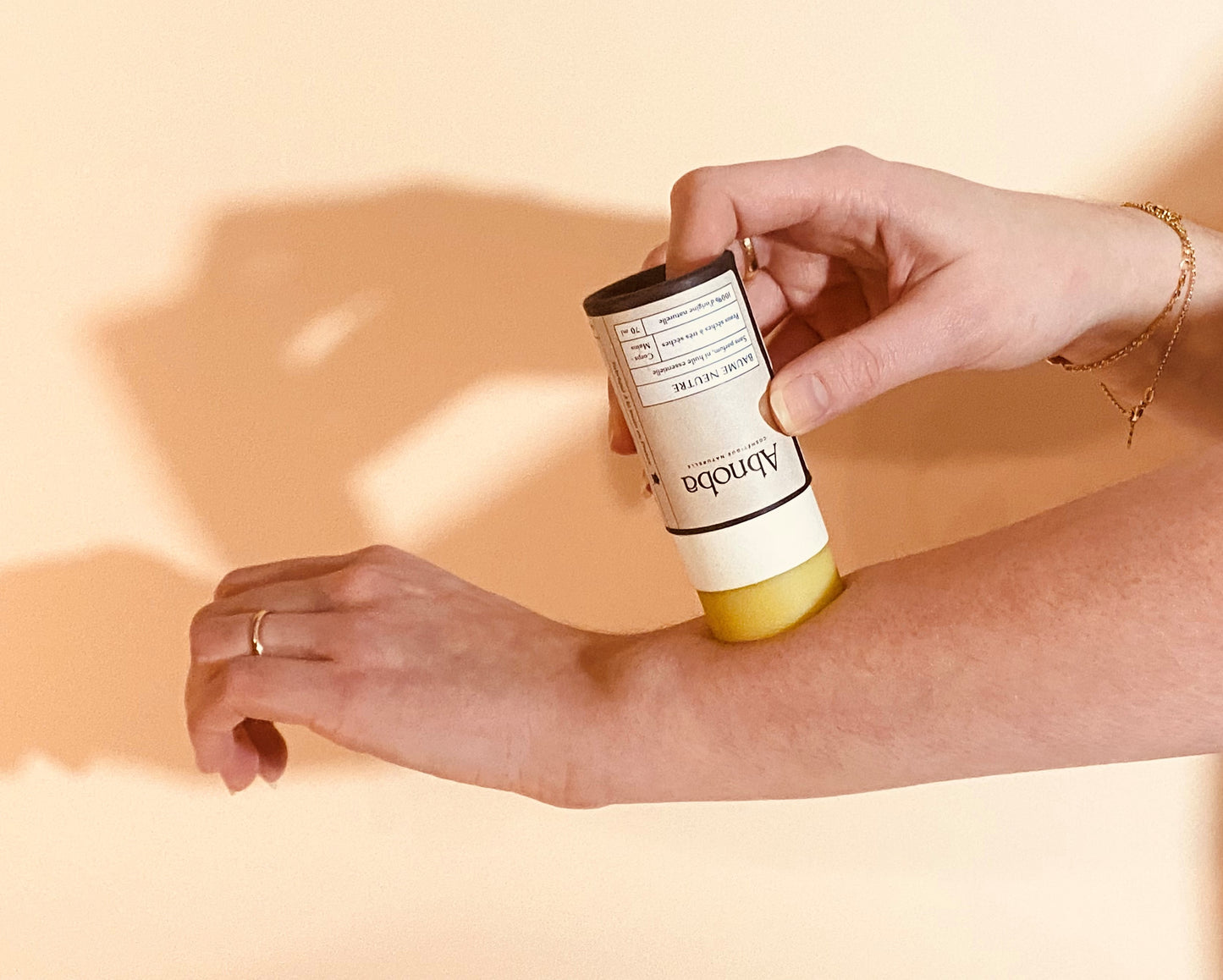 Le Baume Eclat Abnoba aux ingrédients 100% d'origine naturelles, au format Push-Up, permet une utilisation simple, rapide et efficace grâce à sa texture non grasse et fondante sur la peau. Ce baume est un concentré d’huiles végétales illuminatrices. Elle offre un effet bonne mine et un teint illuminé à votre peau grâce aux propriétés du macérât de Carotte et de l’huile de Noyau d’Abricot. Ce baume est naturellement parfumé à la Fleur d’Oranger. 70ml.