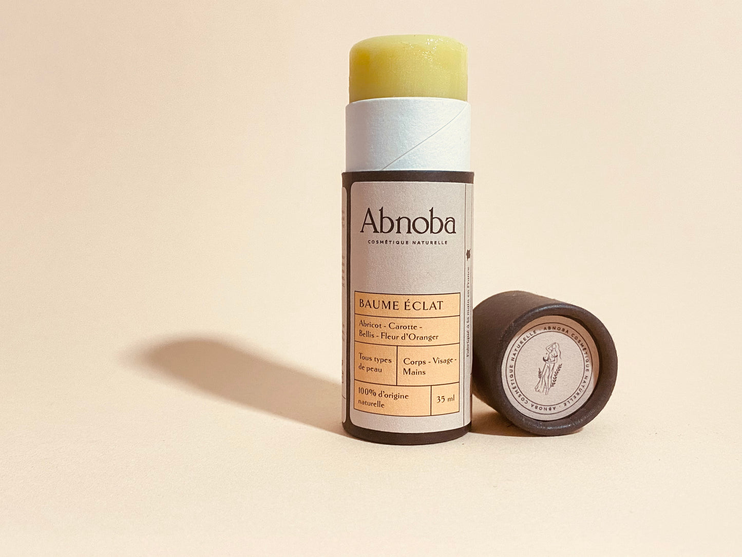 Le Baume Eclat Abnoba aux ingrédients 100% d'origine naturelles, au format Push-Up, permet une utilisation simple, rapide et efficace grâce à sa texture non grasse et fondante sur la peau. Ce baume est un concentré d’huiles végétales illuminatrices. Elle offre un effet bonne mine et un teint illuminé à votre peau grâce aux propriétés du macérât de Carotte et de l’huile de Noyau d’Abricot. Ce baume est naturellement parfumé à la Fleur d’Oranger. 35ml. Existe aussi en version 70ml.