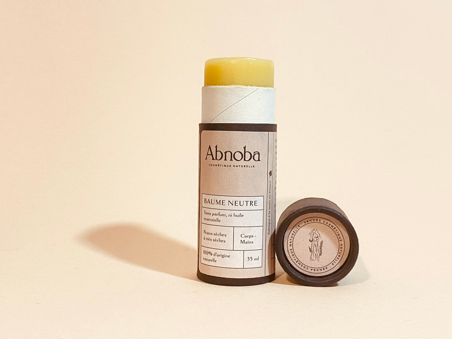 Le Baume neutre Abnoba aux ingrédients 100% d'origine naturelles, au format Push-Up, permet une utilisation simple, rapide et efficace grâce à sa texture non grasse et fondante sur la peau. Ce baume est un concentré d’huiles végétales nourrissantes aux propriétés protectrices et hydratantes. L'huile de chanvre, d'amande douce et de tournesol vont assouplir et protéger les peaux sensibles et très sèches. 35ml. Existe également en 70ml.