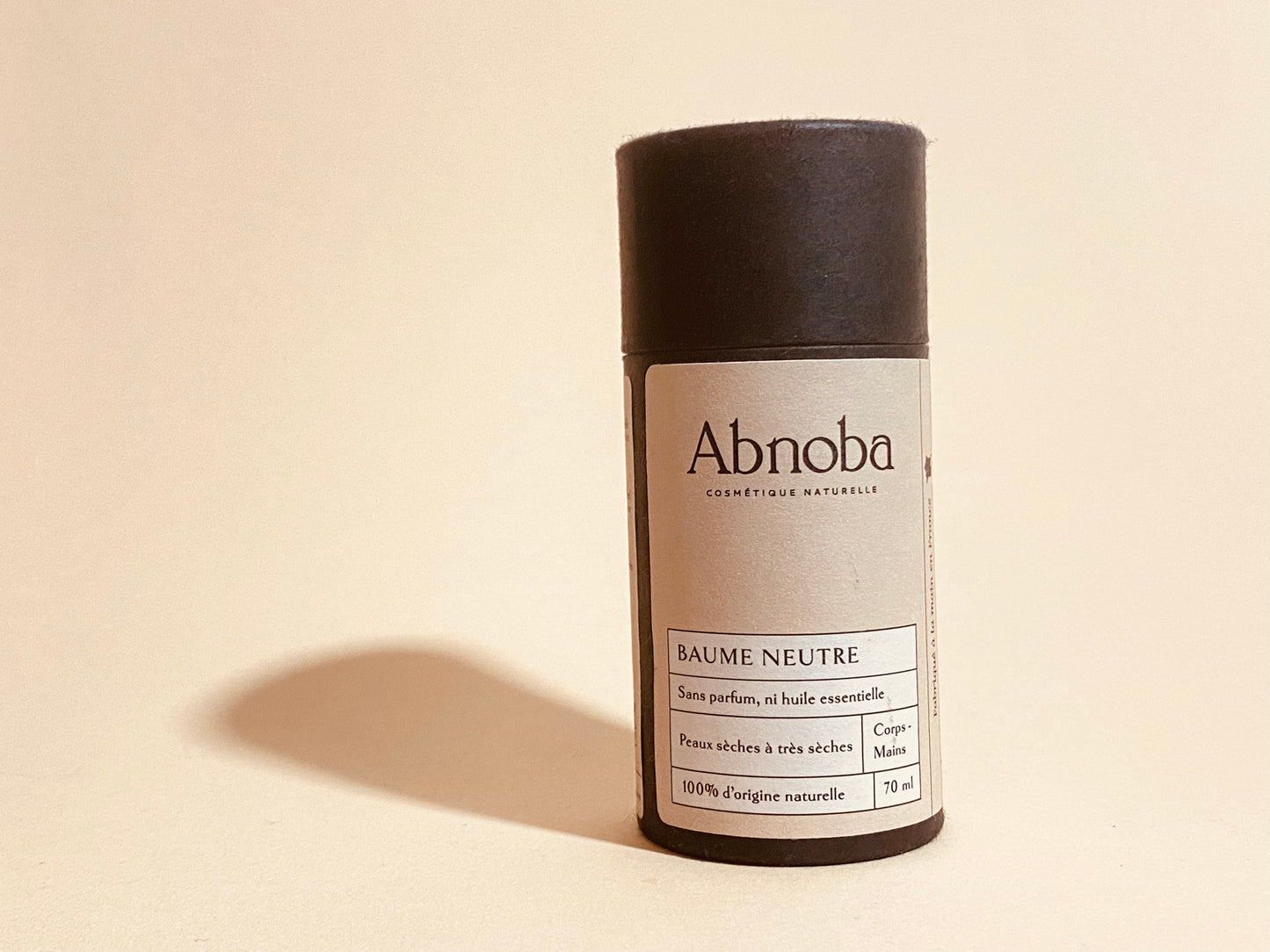 Le Baume neutre Abnoba aux ingrédients 100% d'origine naturelles, au format Push-Up, permet une utilisation simple, rapide et efficace grâce à sa texture non grasse et fondante sur la peau. Ce baume est un concentré d’huiles végétales nourrissantes aux propriétés protectrices et hydratantes. L'huile de chanvre, d'amande douce et de tournesol vont assouplir et protéger les peaux sensibles et très sèches. 70ml. Existe en version mini 35ml.