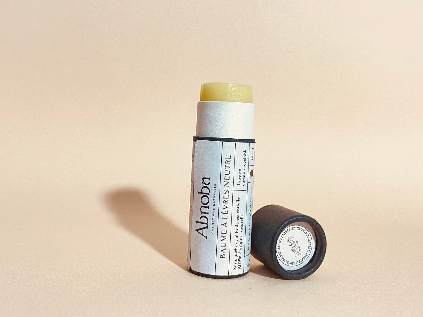 Le baume à lèvres Abnoba aux ingrédients 100% naturels est idéal pour toute la famille, sans huile essentielle, ni parfum. Enrichi en huile végétale d'amande douce, d'huile de chanvre et de cire d'abeille française, il protège de la déshydratation en formant une fine pellicule qui empêche l’eau de s’évaporer. 18ml