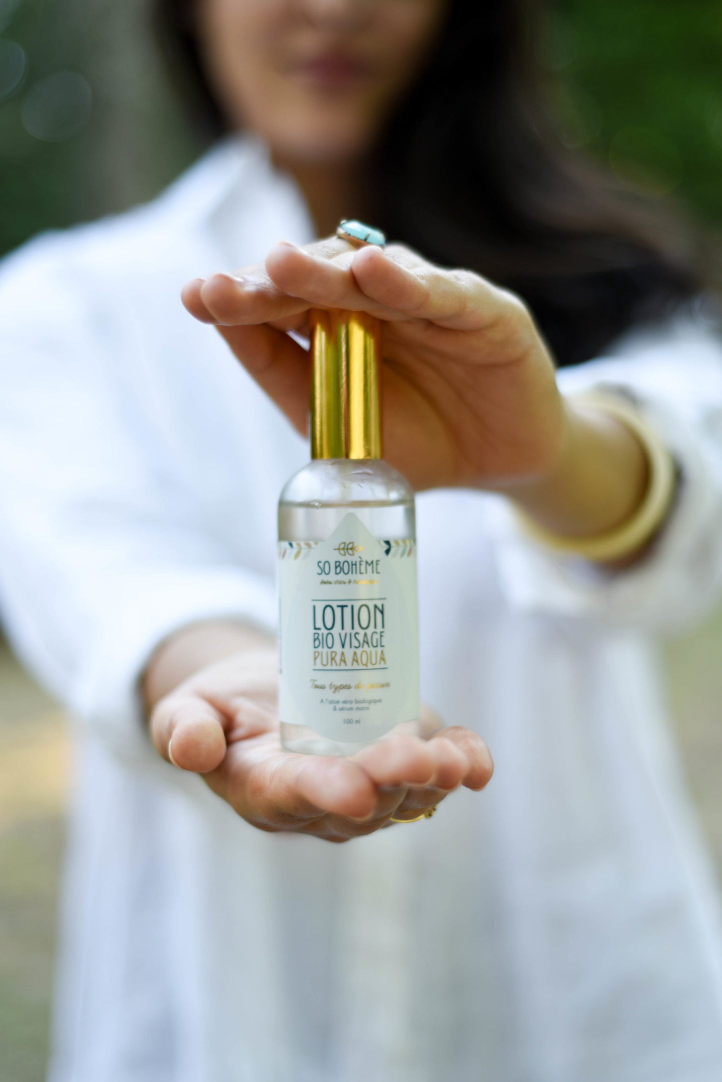 La lotion hydratante "Aqua" au sérum marin So bohème cosmétiques est un concentré d’actifs végétaux et marins 100% naturels. Elle va ainsi hydrater et vivifier votre peau comme jamais.