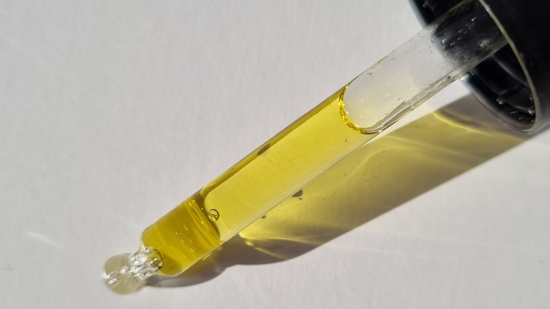 Le bakuchiol, ce composant naturel fait fureur dans le monde des produits naturels de beauté depuis 2019, ingrédient anti-acné et anti-âge par excellence, il détrône petit à petit le rétinol dans nos salles de bains.