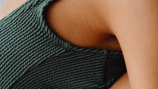 Dans cet article je vous explique pourquoi il est nécessaire de faire une détox des aisselles et comment préparer la recette de ce soin naturel, allez suivez le guide.