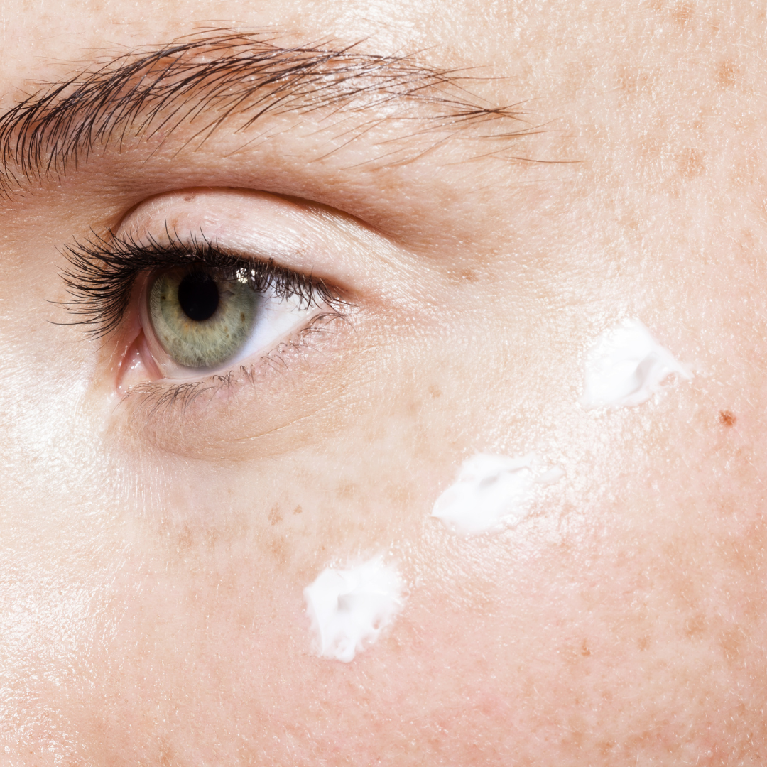 Le contour de l'oeil et les lèvres étant des zones plus fragile que le visage, il sera nécessaire d'adapter vos soins en conséquence.