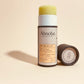 Le Baume Eclat Abnoba aux ingrédients 100% d'origine naturelles, au format Push-Up, permet une utilisation simple, rapide et efficace grâce à sa texture non grasse et fondante sur la peau.  Ce baume est un concentré d’huiles végétales illuminatrices. Elle offre un effet bonne mine et un teint illuminé à votre peau grâce aux propriétés du macérât de Carotte et de l’huile de Noyau d’Abricot. Ce baume est naturellement parfumé à la Fleur d’Oranger.   35ml.  Existe aussi en version 70ml.
