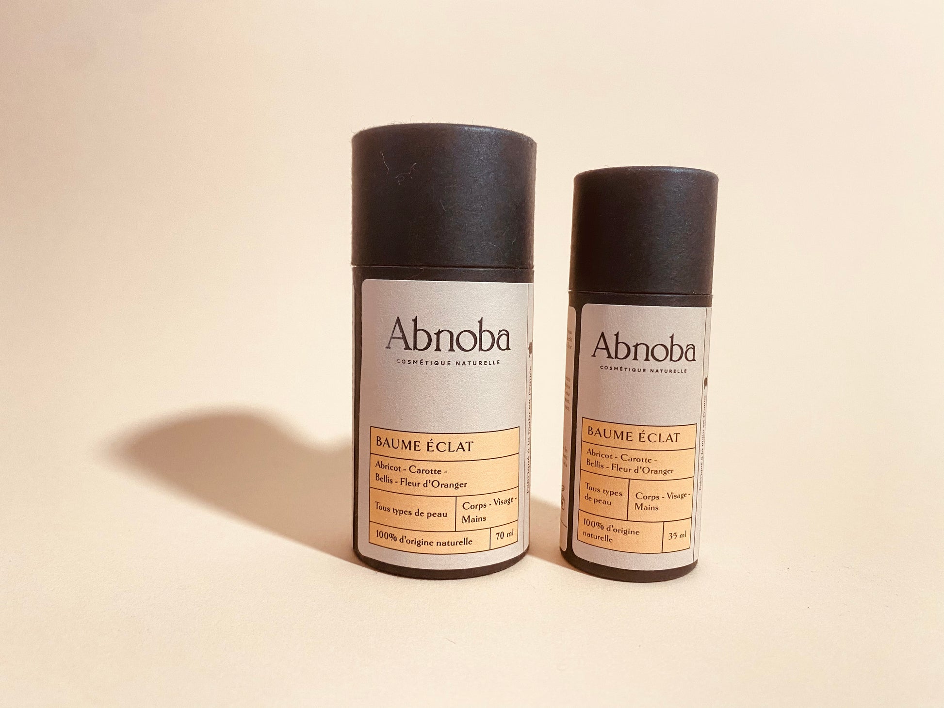 Le Baume Eclat Abnoba aux ingrédients 100% d'origine naturelles, au format Push-Up, permet une utilisation simple, rapide et efficace grâce à sa texture non grasse et fondante sur la peau.  Ce baume est un concentré d’huiles végétales illuminatrices. Elle offre un effet bonne mine et un teint illuminé à votre peau grâce aux propriétés du macérât de Carotte et de l’huile de Noyau d’Abricot. Ce baume est naturellement parfumé à la Fleur d’Oranger.   35ml.  Existe aussi en version 70ml.