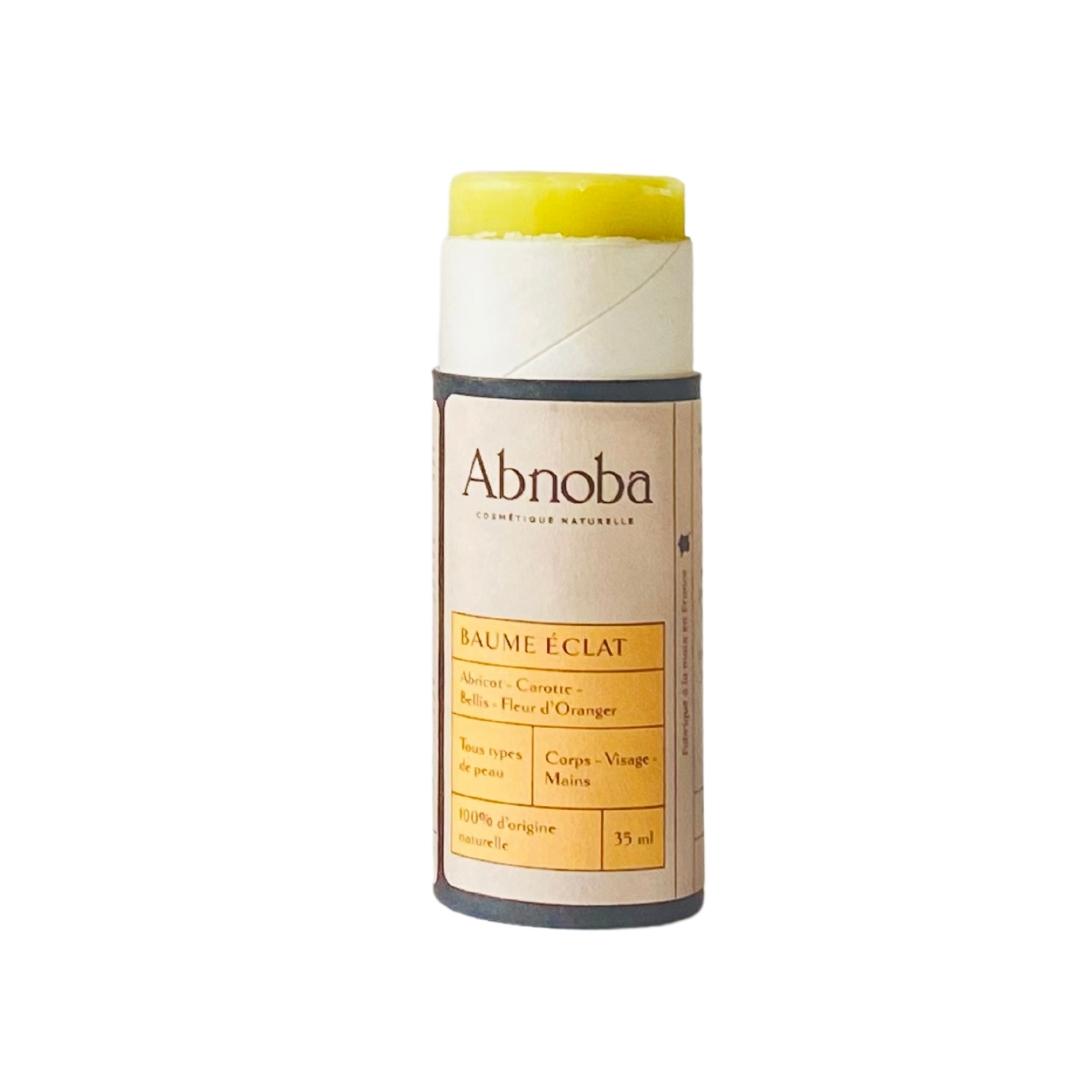Le Baume Eclat Abnoba aux ingrédients 100% d'origine naturelles, au format Push-Up, permet une utilisation simple, rapide et efficace grâce à sa texture non grasse et fondante sur la peau.  Ce baume est un concentré d’huiles végétales illuminatrices. Elle offre un effet bonne mine et un teint illuminé à votre peau grâce aux propriétés du macérât de Carotte et de l’huile de Noyau d’Abricot. Ce baume est naturellement parfumé à la Fleur d’Oranger.   35ml.  Existe aussi en version 70ml.