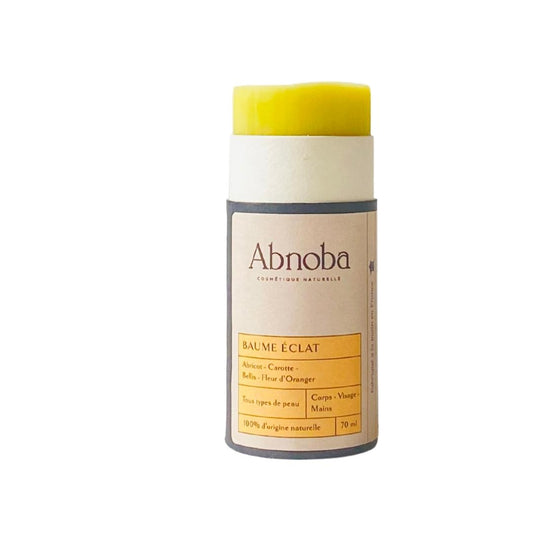 Le Baume Eclat Abnoba aux ingrédients 100% d'origine naturelles, au format Push-Up, permet une utilisation simple, rapide et efficace grâce à sa texture non grasse et fondante sur la peau.  Ce baume est un concentré d’huiles végétales illuminatrices. Elle offre un effet bonne mine et un teint illuminé à votre peau grâce aux propriétés du macérât de Carotte et de l’huile de Noyau d’Abricot. Ce baume est naturellement parfumé à la Fleur d’Oranger.   70ml.