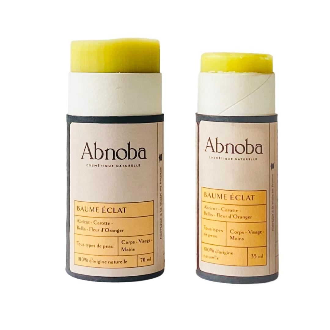Le Baume Eclat Abnoba aux ingrédients 100% d'origine naturelles, au format Push-Up, permet une utilisation simple, rapide et efficace grâce à sa texture non grasse et fondante sur la peau.  Ce baume est un concentré d’huiles végétales illuminatrices. Elle offre un effet bonne mine et un teint illuminé à votre peau grâce aux propriétés du macérât de Carotte et de l’huile de Noyau d’Abricot. Ce baume est naturellement parfumé à la Fleur d’Oranger.   70ml. duo baume taille différente.