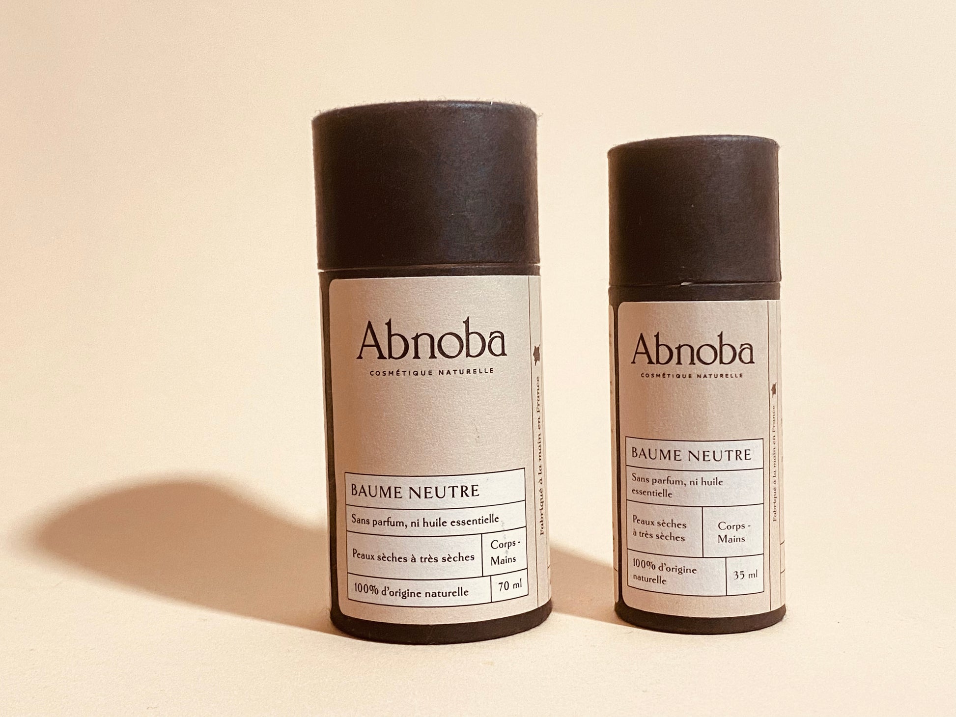 Le Baume neutre Abnoba aux ingrédients 100% d'origine naturelles, au format Push-Up, permet une utilisation simple, rapide et efficace grâce à sa texture non grasse et fondante sur la peau.  Ce baume est un concentré d’huiles végétales nourrissantes  aux propriétés protectrices et hydratantes. L'huile de chanvre, d'amande douce et de tournesol vont assouplir et protéger les peaux sensibles et très sèches.   70ml.  Existe en version mini 35ml.