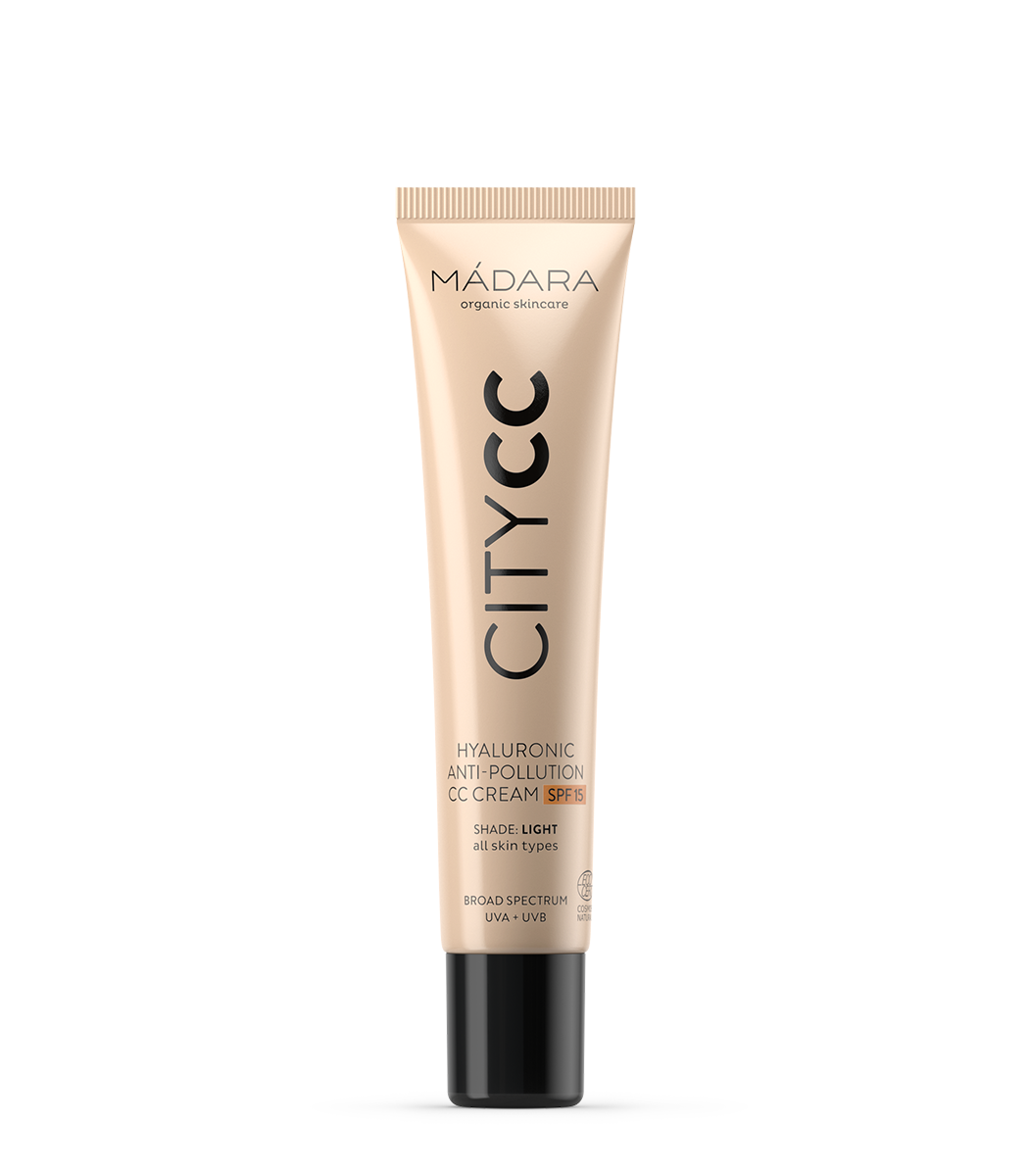 Avec cette CC crème anti-pollution à l'acide hyaluronique SPF15 de Mádara à la texture soyeuse, unifier votre teint, illuminer votre mine fatiguée ou débarrassez-vous des rougeurs ! Vous verrez avec cette petite pépite teintée, vous allez donner de l'éclat à un teint fatigué et terne. Et en plus, adieu imperfections, rougeurs et taches brunes ! 