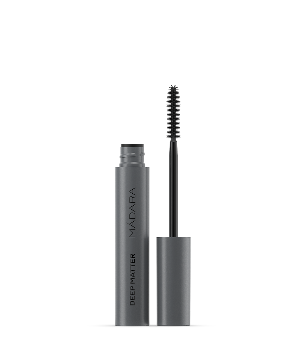 Deep matter bold volume est un mascara vegan certifié 100% naturel contenant des cires vegan, des pigments entièrement naturels et des peptides dérivés de plantes. Toutes ces matières vont permettre de renforcer le volume et la densité, de faciliter son application et d'avoir un effet longue tenue