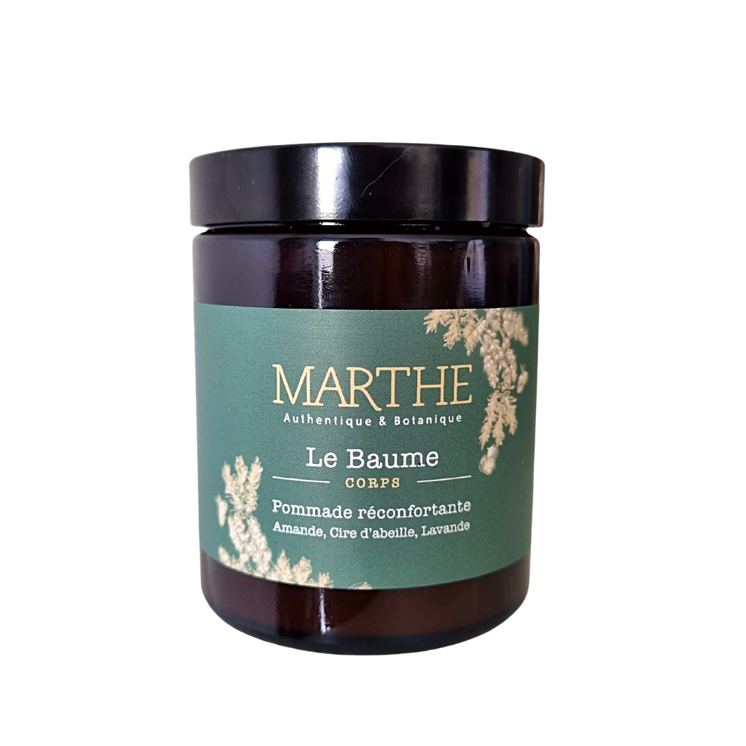 La crème pour le corps naturelle de chez Marthe propose une formule unique : elle offre tous les avantages d’une huile nourrissante en profondeur et d’un lait en surface pour votre peau.